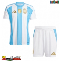 Camisa de Futebol Argentina Equipamento Principal Infantil Copa America 2024 Manga Curta (+ Calças curtas)
